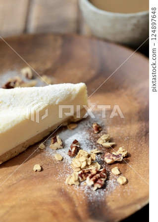 餅乾底起司蛋糕佐格蘭諾拉麥片和牛奶咖啡 124897648