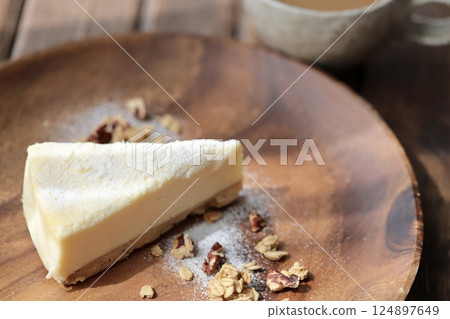 餅乾底起司蛋糕佐格蘭諾拉麥片和牛奶咖啡 餅乾底起司蛋糕佐格蘭諾拉麥片和牛奶咖啡 124897649