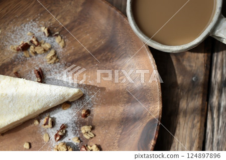 稀有起司蛋糕佐格蘭諾拉麥片和牛奶咖啡 124897896