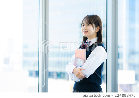 微笑的女孩高中學生 124898473