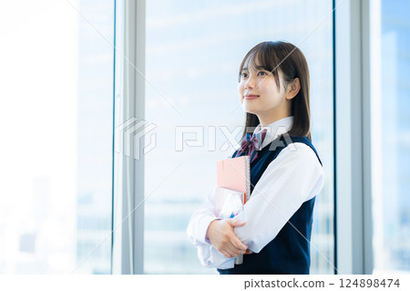 微笑的女孩高中學生 124898474