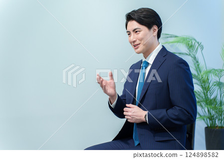 正在接受採訪的商務人士 124898582