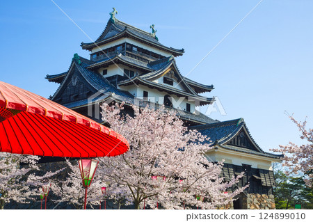 <Shimane Prefecture> Matsue Castle surrounded by cherry blossoms <Shimane Prefecture> Matsue Castle surrounded by cherry blossoms 124899010