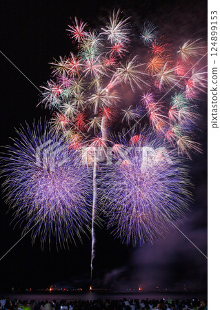 Colorful fireworks that look like an upturned jewelry box 124899153