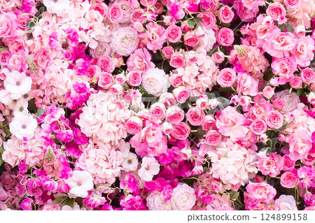 粉紅玫瑰、繡球花和蘭花的插花 124899158