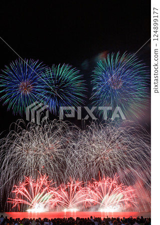 Fireworks with flowers and arrows of light spreading across the night sky 124899177