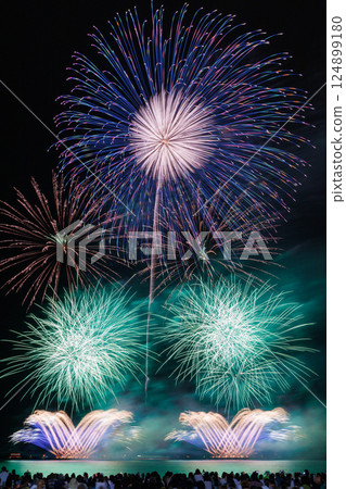 Large fireworks bursting into the night sky 124899180