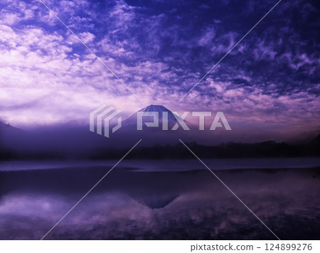 寂靜的湖畔和富士山 寂靜的湖畔和富士山 124899276