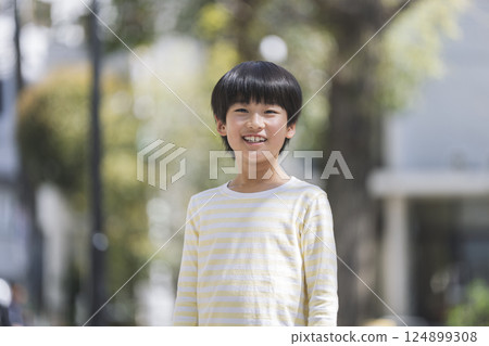 9 歲男孩對著鏡頭微笑 9 歲男孩對著鏡頭微笑 124899308