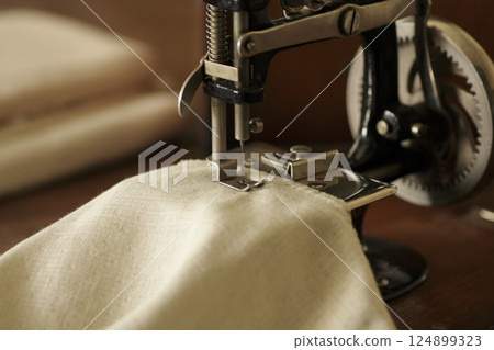 古董手搖縫紉機 124899323