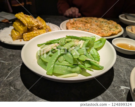 餐桌上的炒豆和其他配菜的特寫 124899324