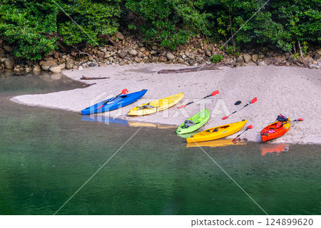 屋久島阿爾卑斯山的宮之浦川劃獨木舟（夏季） 124899620
