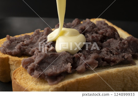 製作紅豆奶油融化的步驟：將融化的起司放在小倉吐司上 124899933