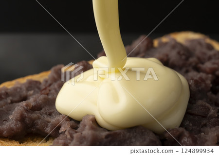 Steps for making anko butter melt: Putting melted cheese on ogura toast 124899934