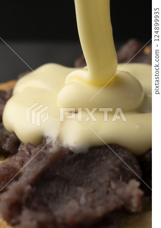 製作紅豆奶油融化的步驟：將融化的起司放在小倉吐司上 124899935