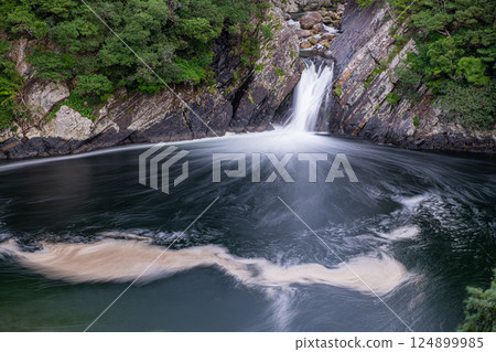 Toroki Falls, a waterfall basin in the sea, Yakushima, offshore Alps (Summer) Toroki Falls, a waterfall basin in the sea, Yakushima, offshore Alps (Summer) 124899985