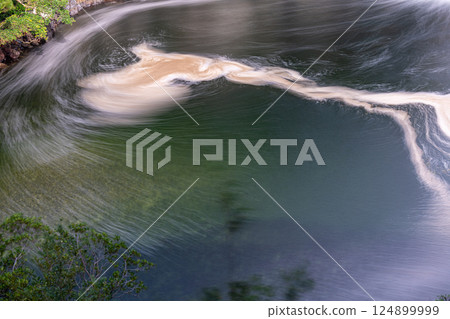 Toroki Falls, a waterfall basin in the sea, Yakushima, offshore Alps (Summer) Toroki Falls, a waterfall basin in the sea, Yakushima, offshore Alps (Summer) 124899999