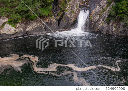 Toroki Falls, Sea Basin, Yakushima Offshore Alps (Summer) Toroki Falls, Sea Basin, Yakushima Offshore Alps (Summer) 124900008
