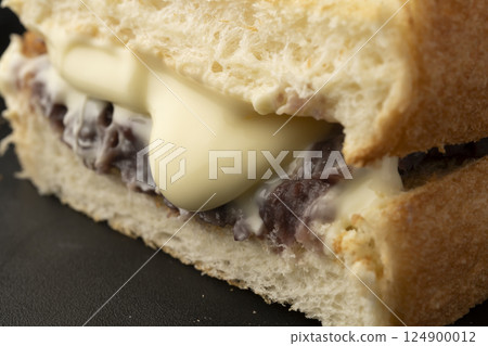 Anko Butter Melt - A cross section of melted cheese overflowing 124900012