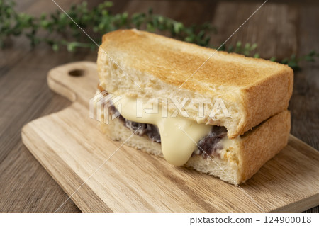 Anko Butter Melt - A cross section of melted cheese overflowing 124900018