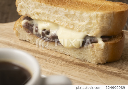 Anko Butter Melt - Melty cheese overflowing from the cut surface and coffee 124900089