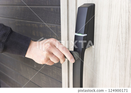 使用觸摸鑰匙解鎖前門的圖片 124900171