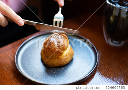 吃奶油泡芙的手 124900363