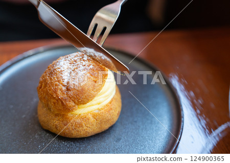 吃奶油泡芙的手 124900365