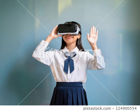 一位戴著頭戴式顯示器、面帶微笑的高中女生 124900554