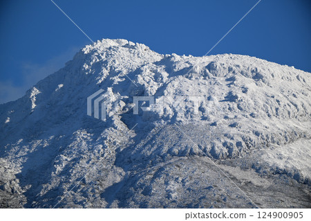 北海道知床半島白雪皚皚的羅臼山 124900905