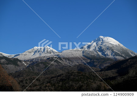 北海道知床半島白雪皚皚的羅臼山和三峰山 124900909