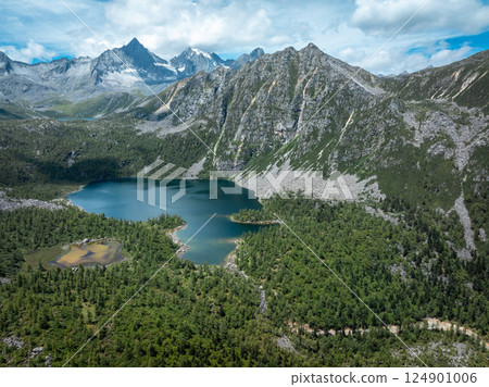 Aerial view of beautiful high altitude mountain and lake landscape 124901006
