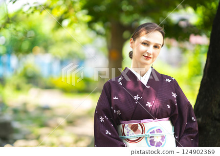 樹蔭下 外籍女子 和服 樹蔭下 外籍女子 和服 124902369