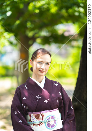 樹蔭下 外籍女子 和服 124902370