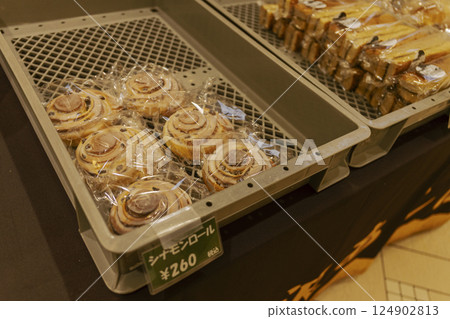 Cinnamon roll sales, bread boxes, mobile sales 124902813