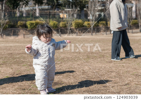 [一名一歲兒童和他的母親在相模原市麻溝公園的草地上玩耍] 124903039