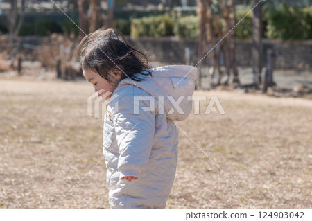 [一歲兒童在相模原市立麻溝公園的草地上玩耍] 124903042