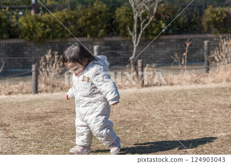[一歲兒童在相模原市立麻溝公園的草地上玩耍] 124903043