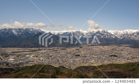 從長野縣高山眺望大町市和北阿爾卑斯山 124903485