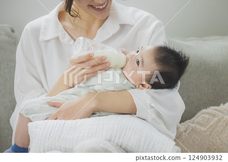 A family relaxing in the living room 124903932