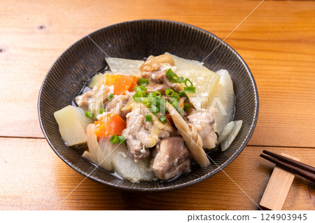 Chicken and radish simmered in salt koji 124903945