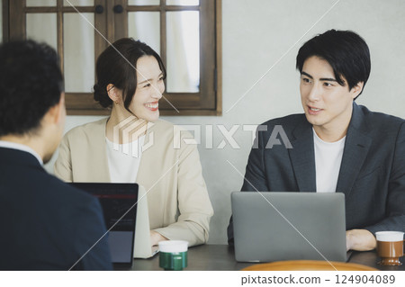 Businessmen meeting in a conference room 124904089