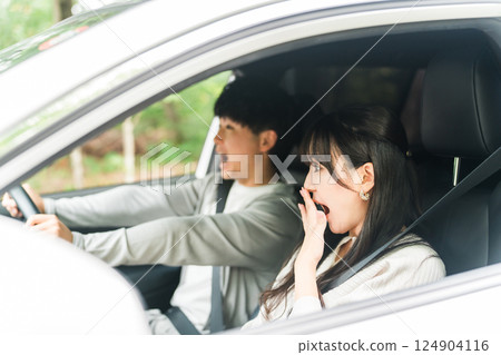 一名男司機猛踩煞車，眼看就要發生交通事故，副駕駛座上的一名女子驚恐地尖叫。 124904116