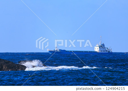 一艘巨大的油輪從港口駛向近海。 Hirizohama Nakagi 南伊豆鎮 伊豆半島 靜岡縣 2024 124904215