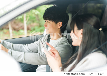 一對年輕的亞洲夫婦開車出去,丈夫和妻子 一對年輕的亞洲夫婦開車出去,丈夫和妻子 124904375