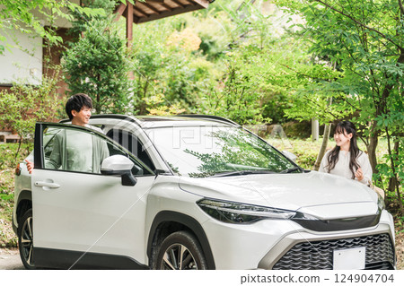 一對夫婦在旅行中開車來到膳宿公寓/小屋 124904704
