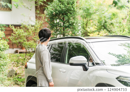 一名男子駕車抵達賓館或小屋 一名男子駕車抵達賓館或小屋 124904733