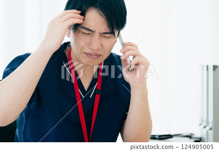 一位面帶憂慮的醫生在用智慧型手機說話 124905005