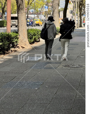 春天，老年婦女在人行道上散步聊天 124905018