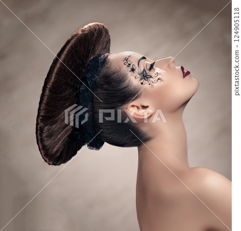 girl with disc hairstyle girl with disc hairstyle 124905118